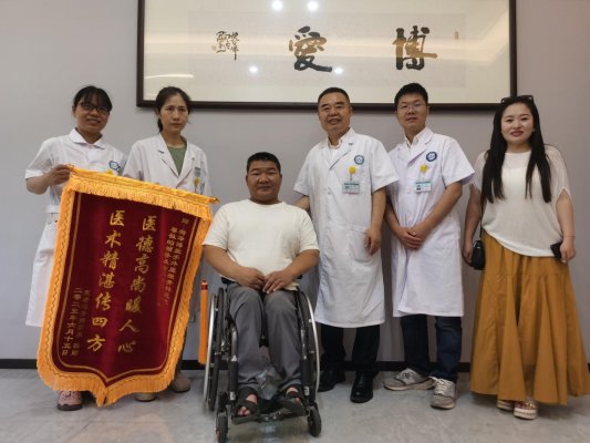 “必须专门来一趟！”残奥冠军冯齐携家人致谢菏泽博爱医院(图1)