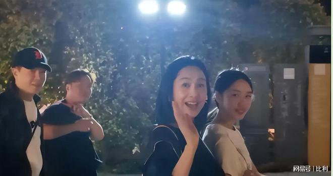 53岁朱茵黄贯中现身演唱会住深山残屋的她活成了现实版李子柒(图3)