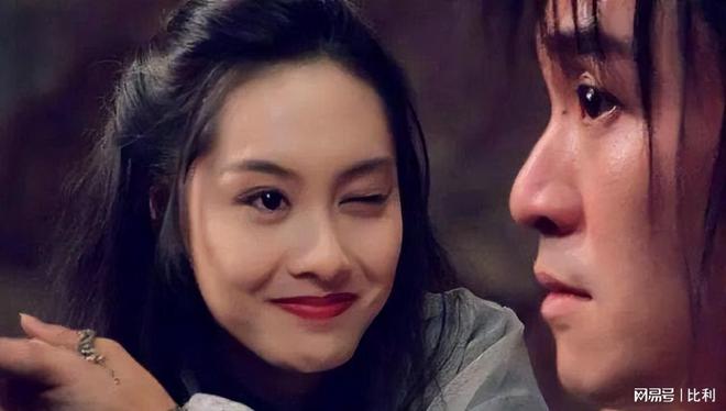 53岁朱茵黄贯中现身演唱会住深山残屋的她活成了现实版李子柒