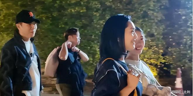 53岁朱茵黄贯中现身演唱会住深山残屋的她活成了现实版李子柒(图2)