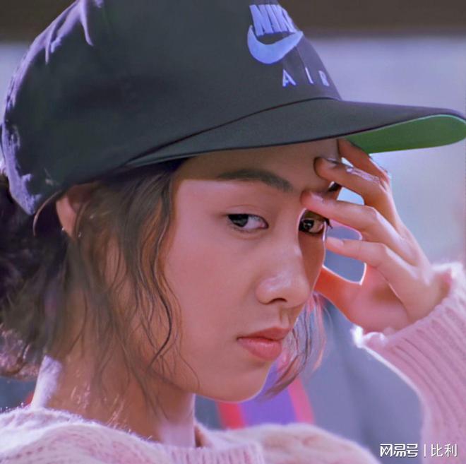 53岁朱茵黄贯中现身演唱会住深山残屋的她活成了现实版李子柒(图5)