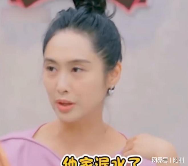 53岁朱茵黄贯中现身演唱会住深山残屋的她活成了现实版李子柒(图9)