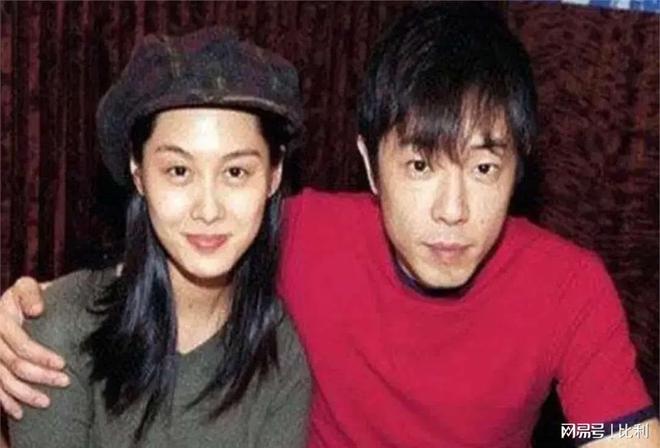 53岁朱茵黄贯中现身演唱会住深山残屋的她活成了现实版李子柒(图10)