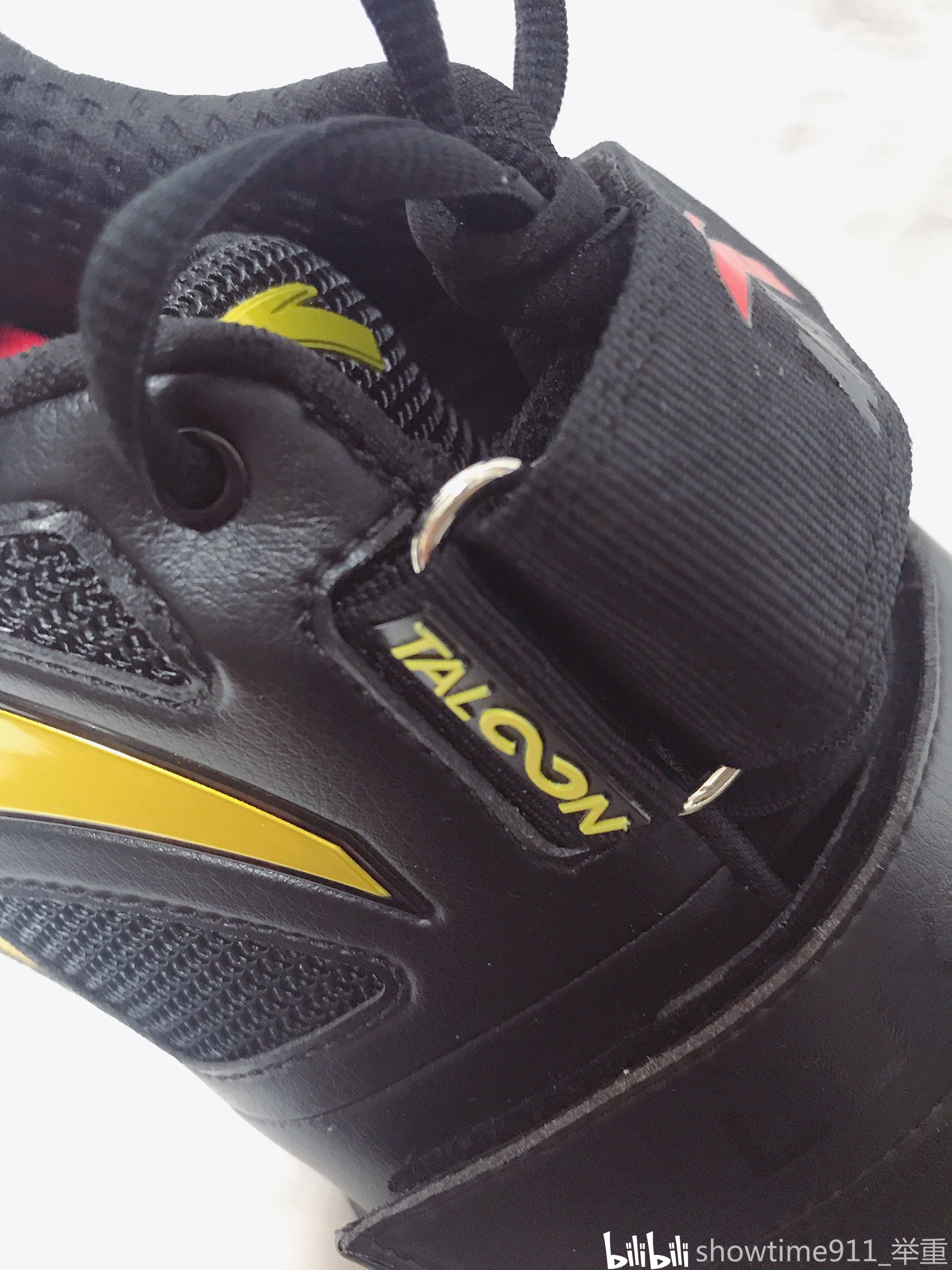 更实在的是价格往下压。去年把T恤从199元降到119元自己控制生产线。耐克联名卖高价安