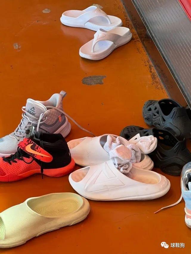 国产混战！匹克闪现3新版本来袭 安踏老爹鞋好帅 特步篮球鞋崛起(图3)