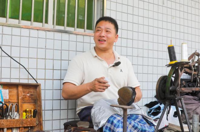 梦想“去哈佛做演讲”的无腿补鞋匠暑期将到北京演讲有公司想为其安装仿生假肢(图1)
