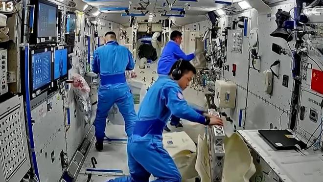 安全着陆！神舟十八号返回舱被灼烧得乌黑返回过程经历了什么？(图18)