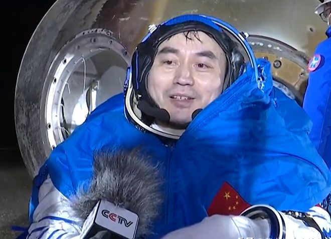 安全着陆！神舟十八号返回舱被灼烧得乌黑返回过程经历了什么？(图28)