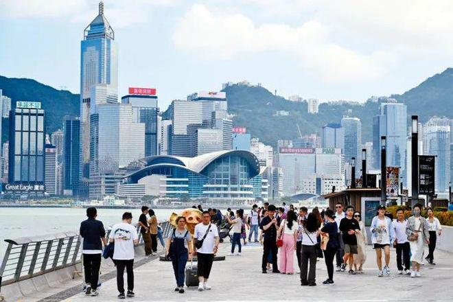 香港旅游“双向奔赴”：内地客涌港过节庆港人北上追品质体验(图1)