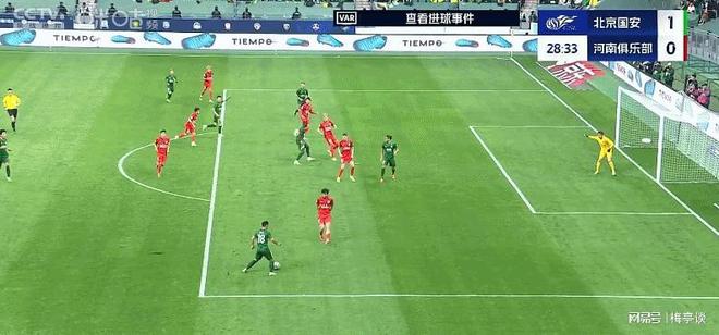 部分河南山东申花球迷质疑北京国安对河南队方昊进球之前塞鸟犯规(图1)