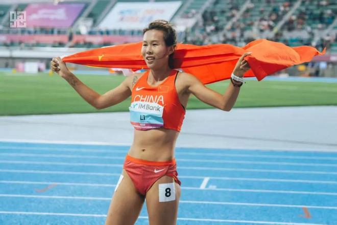 通化市运动员李春辉问鼎亚锦赛女子1500米冠军！我国时隔十年再次获此殊荣(图2)