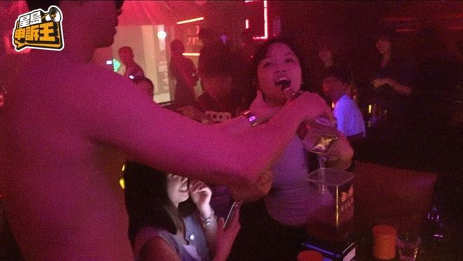 【现场直击】深圳猛男吧成港女“天堂”贴身玩游戏嘴对嘴喂食(图7)