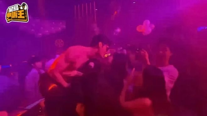 【现场直击】深圳猛男吧成港女“天堂”贴身玩游戏嘴对嘴喂食(图6)