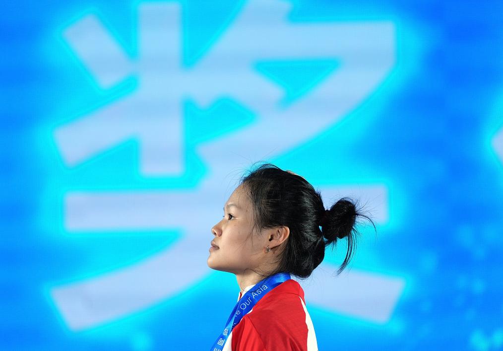 举重亚锦赛：赵金红包揽女子45公斤级三项冠军 打破抓举世界纪录(图1)