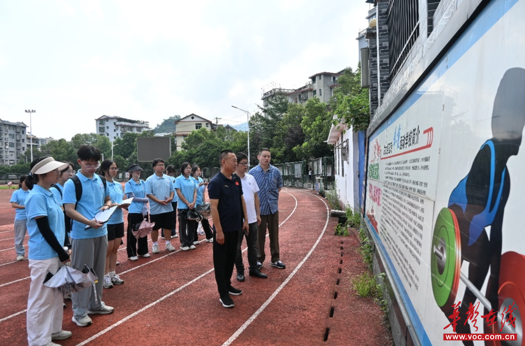 湖南第一师范学院“数映红途”乡村振兴促进团赴“冠军摇篮”玉玲举重学校调研(图2)