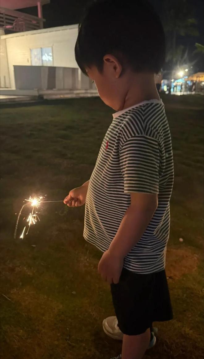 周一围罕见晒小儿子正脸父子俩海边玩沙子小小周圆肚子好可爱(图1)