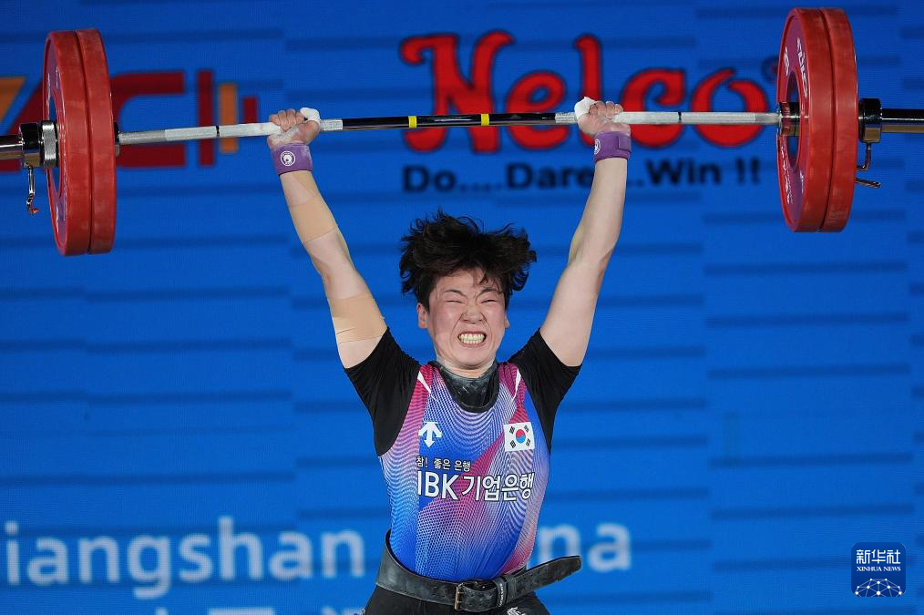 举重亚锦赛：李霜获女子64公斤级抓举、挺举、总成绩三项冠军(图3)