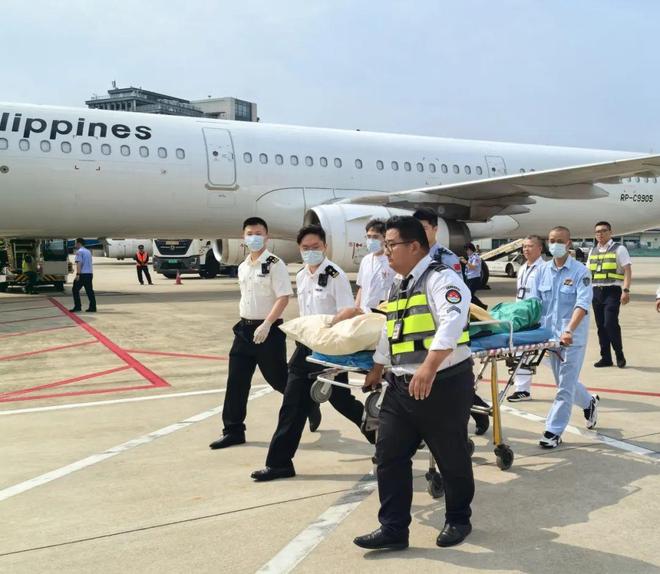 旅菲华侨不慎骨折坚持跨越1100公里回福建就医！他的一句话让人泪目……(图1)