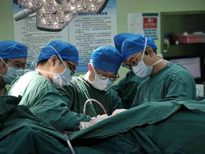 旅菲华侨不慎骨折坚持跨越1100公里回福建就医！他的一句话让人泪目……(图2)