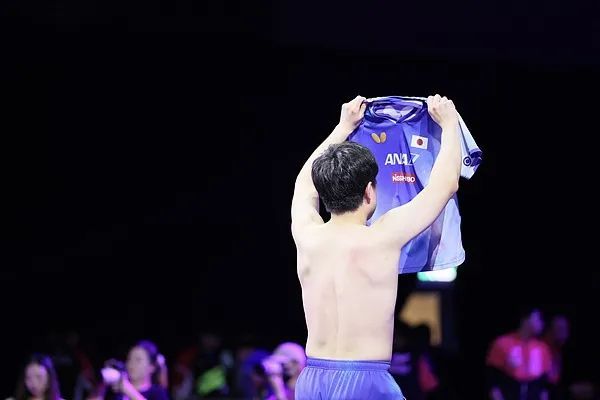 王楚钦丢冠后张本智和怒怼质疑声王皓被日本球员发文嘲讽！(图2)