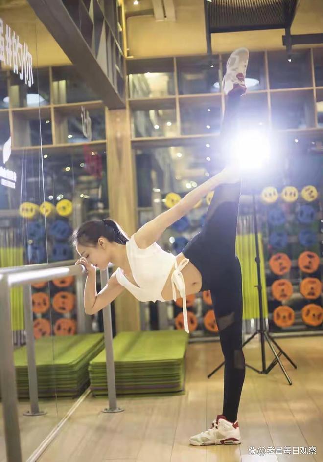 女学员在健身房洗澡被用车内窥镜偷看！教练承认被拘留否认偷拍(图3)