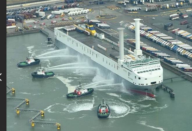 电动车自燃！载3000辆车的货轮“晨光号”突发大火全员弃船逃生(图6)