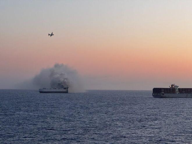 电动车自燃！载3000辆车的货轮“晨光号”突发大火全员弃船逃生(图4)