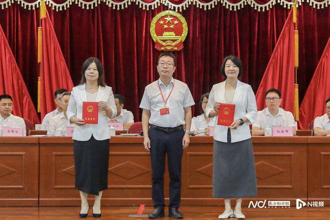 胡敏、余伟红当选东莞市石龙镇副镇长(图2)