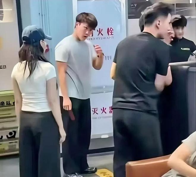 厦门健身房掌掴事件曝光！教练遭两女子当众扇耳光竟无人劝阻！(图4)