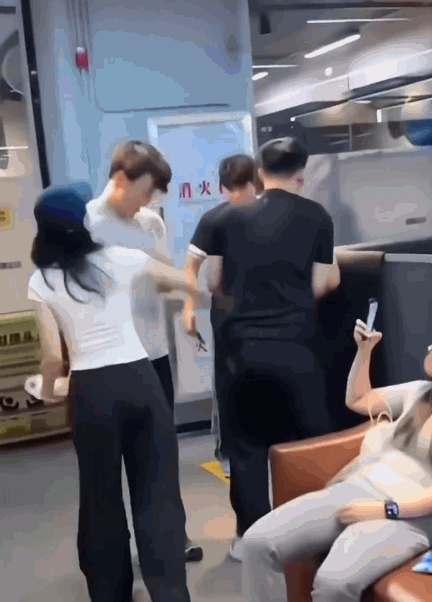 厦门健身房掌掴事件曝光！教练遭两女子当众扇耳光竟无人劝阻！(图3)