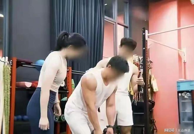 啪啪打脸！健身房一男教练被指与4女学员存在不正当关系被群殴(图5)