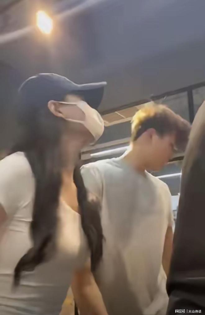 啪啪打脸！健身房一男教练被指与4女学员存在不正当关系被群殴(图4)