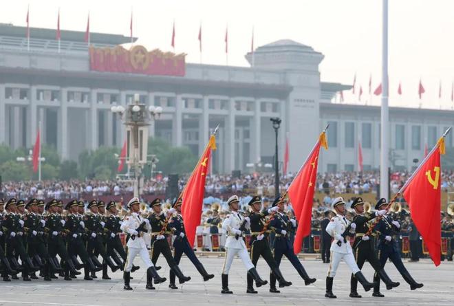 93阅兵旗手石斌太帅了！家庭背景曝光女网友感叹：没机会了(图7)