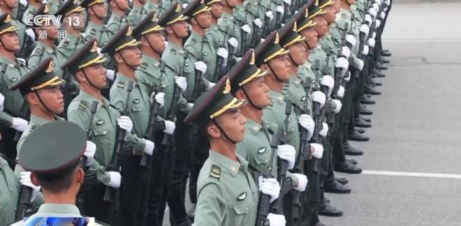 93阅兵旗手石斌太帅了！家庭背景曝光女网友感叹：没机会了(图12)