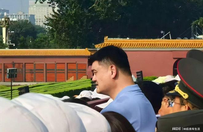 大阅兵现场：明星大佬齐聚霍震霆父子三人出席姚明身高太出挑(图4)