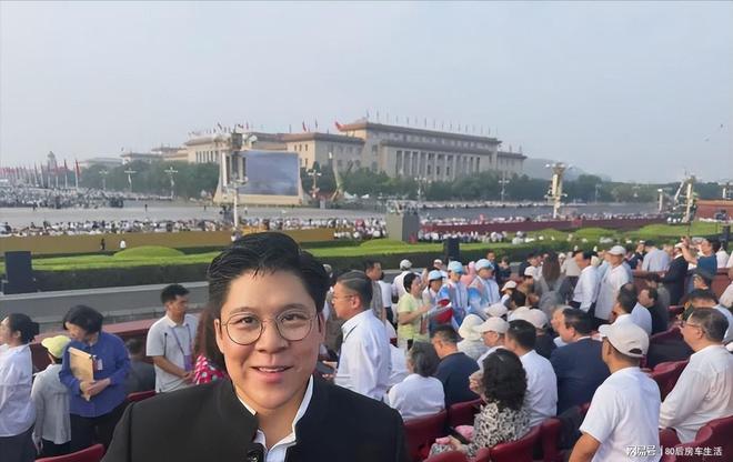 大阅兵现场：明星大佬齐聚霍震霆父子三人出席姚明身高太出挑(图3)