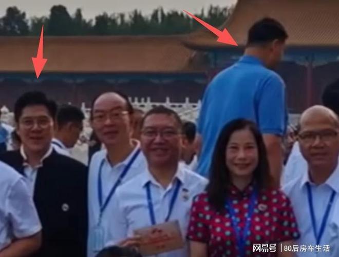 大阅兵现场：明星大佬齐聚霍震霆父子三人出席姚明身高太出挑(图5)