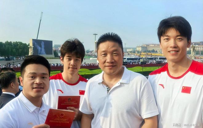 大阅兵现场：明星大佬齐聚霍震霆父子三人出席姚明身高太出挑(图6)