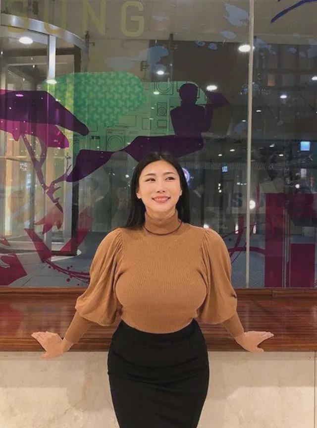 42岁阿姨撩走25岁肌肉男闪婚生下双胞胎！健身房爱情也太高燃了(图4)