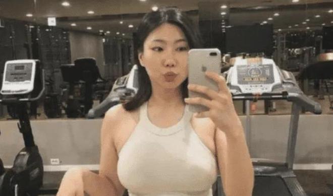 42岁阿姨撩走25岁肌肉男闪婚生下双胞胎！健身房爱情也太高燃了(图3)