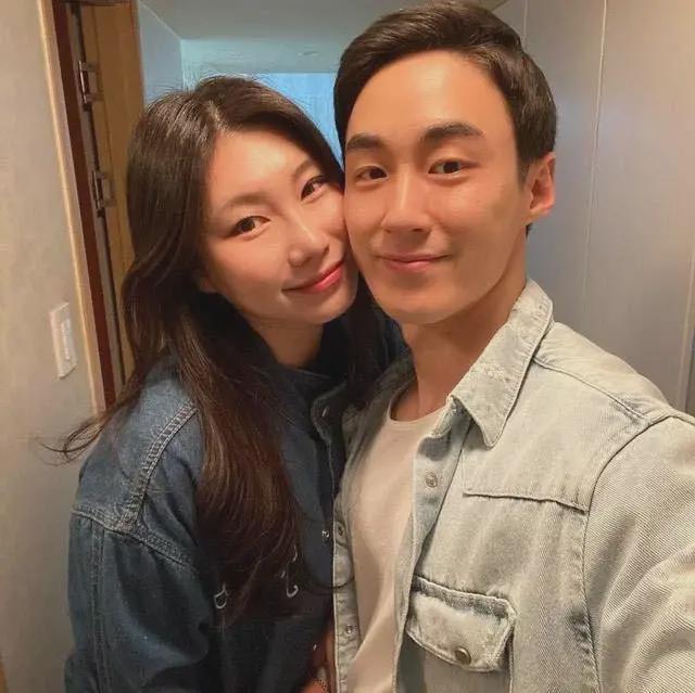 42岁阿姨撩走25岁肌肉男闪婚生下双胞胎！健身房爱情也太高燃了(图10)