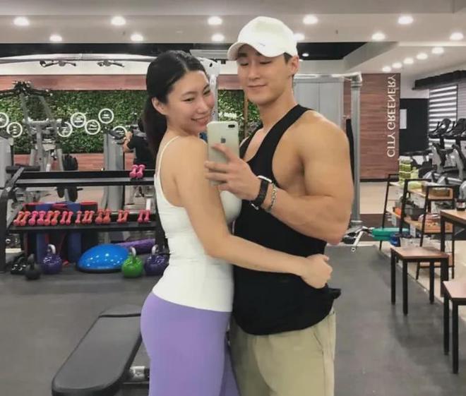 42岁阿姨撩走25岁肌肉男闪婚生下双胞胎！健身房爱情也太高燃了(图9)