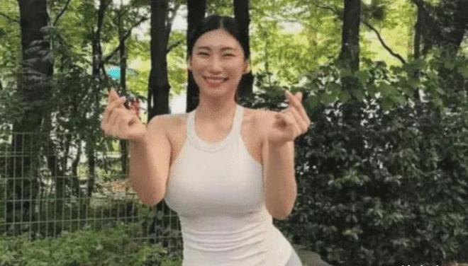 42岁阿姨撩走25岁肌肉男闪婚生下双胞胎！健身房爱情也太高燃了(图7)