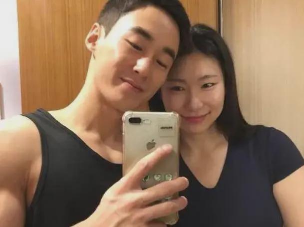 42岁阿姨撩走25岁肌肉男闪婚生下双胞胎！健身房爱情也太高燃了(图11)