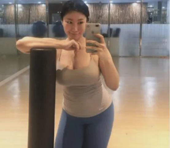 42岁阿姨撩走25岁肌肉男闪婚生下双胞胎！健身房爱情也太高燃了(图6)