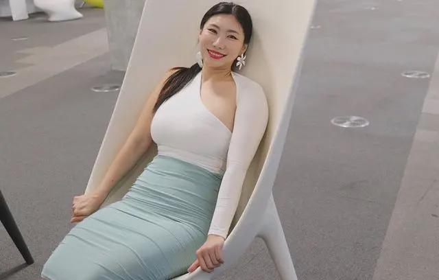 42岁阿姨撩走25岁肌肉男闪婚生下双胞胎！健身房爱情也太高燃了(图5)