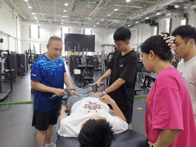 “康复圣手”牛雪松：他是托起奥运冠军的那双手 致敬体育教师(图3)