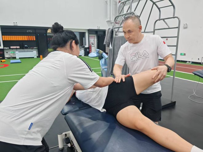 “康复圣手”牛雪松：他是托起奥运冠军的那双手 致敬体育教师(图4)