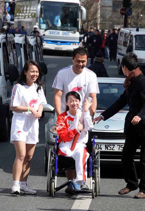 残疾火炬手誓死捍卫奥运圣火(图2)