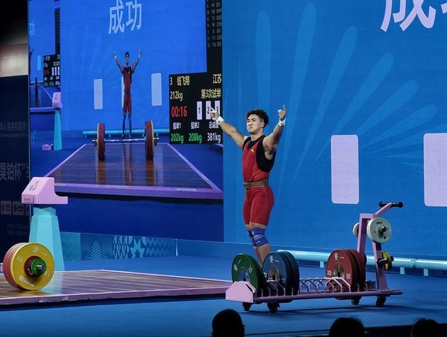 举重男子96公斤级：江苏小将钱飞翔超水平发挥 385公斤夺冠(图3)
